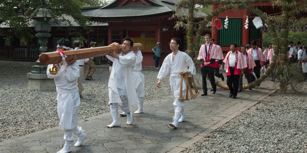 開山祭:大金剛杖を先頭に参進する参列者