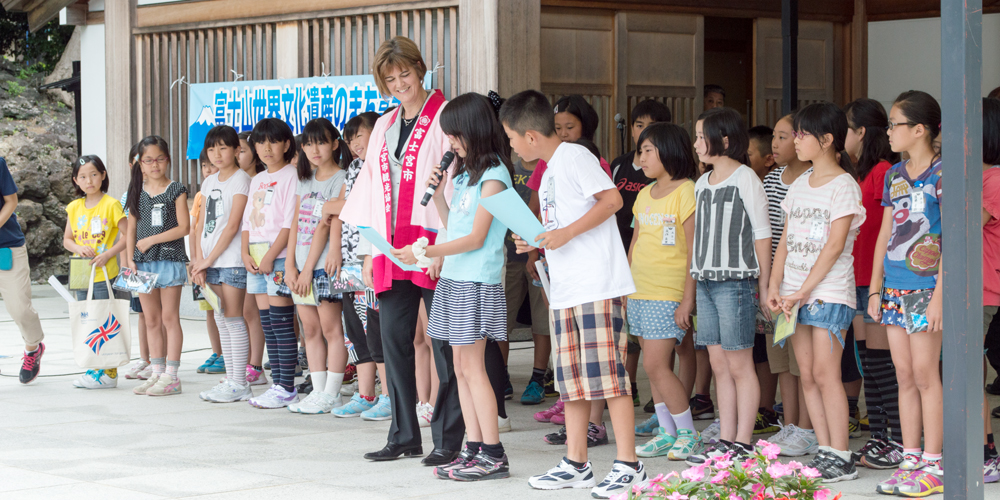 開山祭:英国大使館と大宮小学校児童との交流会